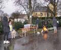 Bild: fvo
Die Lennesriether Feuerwehr verkauft Christbäume auf dem Dorfplatz.