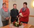 Bild: dob
Erika Kiesl, Sprecherin und eine der Vorsitzenden des Waldauer Frauenbund-Zweigvereins (links) und Kassiererin Marion Kick (rechts) überreichten an Dekan Alexander Hösl eine 500- Euro-Spende für die Umbaumaßnahme im Kindergarten Don Bosco.
