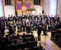 Bild: hir
Ein musikalisches Feuerwerk brannte der Nachwuchschor der Regensburger Domspatzen in der Nabburger Pfarrkirche unter der Leitung von Dirigent Maximilian Rädlinger (links, stehend) ab. Begleitet wurden sie von Theresa Seethaler an der Violine und Birgit Brücklmayr am Klavier.