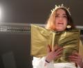 Bild: stg
Das Kemnather Christkindl Amelie Zehfuß begrüßt die Besucher vom Erker des Polizeigebäudes.