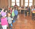 Bild: es
Die Buben und Mädchen des Kindergartens kommen mit ihren Liedern bei den Senioren gut an.