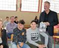 Bild: Hirsch
Autor Oskar Duschinger (rechts) diskutierte mit den Schülern der Kreuzbergschule über friedlichen Widerstand.
