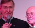 Bild: Wolfgang Houschka
Zwei Protagonisten des Freihunger Advents: Kulturscheunen-Besitzer Günter Preuß (links) und der aus Freudenberg angereiste Weihnachtserzähler Reinhold Escherl.