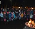 Bild: jr
Die Kinder des Kindergartens St. Hedwig bereichern das Adventsschaufenster mit ihren Liedbeiträgen.