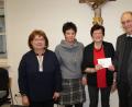 Bild: Beate Heinrich
500 Euro spendete die KAB Tirschenreuth aus dem Kreativen Töpfer- und Weihnachtsmarkt an Pater Helmut Stadermann. Er wird den Betrag an das diesjährige Weihnachtsprojekt der Steyler Missionare in Argentinien weiterleiten. Im Bild (von links): Christine Röckl und Waltraud Manoloudas vom Töpferteam der KAB, Vorsitzende Rita Kraus und Pater Helmut Stadermann.
