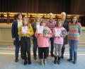 Bild: jzk
Die Juroren Ines Schedl, Susanne Hering, Christian Frischholz, Doris Wolf und Susanne Huber (hinten, von links) gratulieren den drei besten Vorleserinnen Lisa Wegmann (Schulsieger), Carina Otten (Dritte) und Cathryn Feilhuber (vorne, von links).