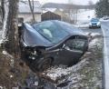 Bild: ws
Vermutlich aus Unachtsamkeit kam ein Autofahrer am Montag von der Straße ab und prallte frontal gegen einen Baum. Dabei zog sich der Mann einen Nasenbeinbruch sowie Schnittverletzungen zu.