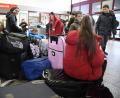 Bild: Petra Hartl
Eigentlich sollte die fünfte Klasse der Dreifaltigkeits-Mittelschule schon auf dem Weg ins Schullandheim sein. Notgedrungen machen es sich die Buben und Mädchen im Amberger Bahnhof bequem.
