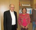 Bild: sei
Bürgermeisterkandidat Dr. Manfred Klier (links) reicht zusammen mit SPD-Beauftragter Daniela Fuhrmann (rechts) beim geschäftsführenden Beamten Stefan Diedl (Zweiter von rechts) und Wahlleiterin und Bürgermeisterin Rita Steiner (Zweite von links) den Wahlvorschlag der SPD ein.