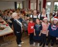 Bild: dob
Die städtische Seniorenbeauftragte Lotte Hofmann lud alle Senioren aus der Großgemeinde zur Adventfeier in den Pfarrsaal ein. Hilfe bekommt sie jetzt schon von ihren Urenkeln. Das Trio "Z'sammg'stimmt" aus Luhe brachte adventliche Musik mit, die es den Senioren leicht machte, in Nostalgie zu schwelgen.