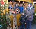 Bild: dob
Luca kommt mit seiner Mama zu Besuch ins Pflegeheim Dr. Loew Soziale Dienstleistungen und bleibt gleich mal an der kleinen Budenstadt hängen. Nikolaus, Sterne und kleine Schneemänner sind auch viel zu schön anzuschauen, bevor es zur Feier in den Aufenthaltsraum geht.