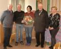 Bild: gz
Mit einem Blumenstrauß danken Pfarrer Erwin Bauer, Kirchenpfleger Anton Hochwart und Kirchenrat Karl Schmid (ab Zweiter von rechts) der langjährigen Leiterin Beate Sparschuh. Dem Dank schloss sich Kindergartenleiterin Ramona Zangl (rechts) an.