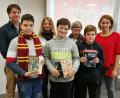 Bild: exb
Die Jurymitglieder Karin Wilnauer, Gisela Westiner, Claudia Hausmann und Deutsch-Fachbetreuer Andreas Fröhlich (hintere Reihe von rechts) gratulierten den Siegern des diesjährigen Vorlesewettbewerbs der sechsten Klassen am Johann-Andreas-Schmeller-Gymnasium und überreichten jeweils einen Buchpreis. Schulsieger wurde Simon Lechner (6a, Zweiter von rechts). Mit ihm in die Endrunde kamen Daniel Amode (6c, Mitte) und Markus Gerber (6d, Zweiter von links).