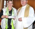 Bild: es
Frauenbund-Vorsitzende Sonja Schmid-Herdegen (links) überreichte Pfarrer Wilhelm Bauer eine Spende für die St.Jodok-Kirche.