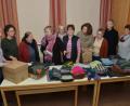Bild: dob
Die Strickerinnen um Karin Wappmann (Vierte von links) haben sich für die Obdachlosenhilfe Weiden stark gemacht und nun die Spenden an die Vorsitzenden Ursula Barrois (Dritte von links) und Stellvertreter Walter Max Fentzke (links) überreicht.