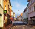 Bild: Thomas Dobler
Die Friedrich-Ebert-Straße, hier ein Blick in Richtung Marktplatz, ist seit Montag wieder befahrbar. Im Laufe des Nachmittags kamen die Sperren weg.