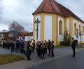 Bild: hme
Nach dem Gottesdienst stellen sich Vereine und Vertreter der Kirche sowie der Marktgemeinde zum Zug in Richtung Gasthaus Schärtl auf