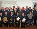 Bild: Dobmeier
Hochrangige Ehrungen und Beförderungen der Feuerwehrmänner stehen bei der FFW Weiden auf der Tagesordnung im Beisein der Vertreter von Hilfsorganisationen. Das Feuerwehrehrenkreuz in Gold erhalten Stadtbrandrat Richard Scheider (sitzend Fünfter von links) und Wolfgang Seider (rechts daneben) für 40 Jahre aktiven Dienst.
