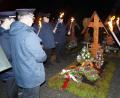 Bild: du
Im Fackelschein gedenken die Aktiven der Schirmitzer Wehr am Grab ihres vor 20 Jahren verstorbenen ehemaligen großen Förderers und Vorsitzenden Alfons Bock.