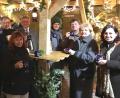 Bild: Hirsch
Die Komitee-Mitglieder ließen das Jahrestreffen auf dem Schwandorfer Weihnachtsmarkt ausklingen.