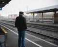 Bild: Gabi Schönberger
Wie Hunderte Pendler und Reisende wartet dieser Mann am Montag vergeblich auf die Bahn. Warnstreiks verursachen zahlreiche Ausfälle.