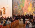 Bild: bey
Die Bläsergruppe Oberwildenau (links) und der Kirchenchor stimmen neben dem Kinderchor beim Adventskonzert auf das Weihnachtsfest ein.