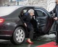 Bild: Michael Kappeler/dpa
Die britische Premierministerin Theresa May steigt vor dem Bundeskanzleramt aus ihrer Limousine. May traf sich am Dienstag unter anderem mit der deutschen Bundeskanzlerin sowie dem niederländischen Regierungschef.