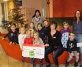 Bild: exb/Kliniken Nordoberpfalz AG
Iris Wiedmann (rechts) und Manuela Fuhrmann (hinten) kommen mit elf Vorschulkindern aus dem Kinderhaus St. Michael, um an Anja Schricker (Vierte von rechts) vom Bunten Kreis Nordoberpfalz 300 Euro zu überreichen.