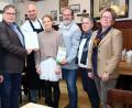 Bild: Thomas Dobler
Eine Urkunde für das Nittenauer Wirtspaar Christoph und Anna Jakob (Mitte) macht darauf aufmerksam, dass der Brauereigasthof Jakob im neuen „Slow-Food-Genussführer“ als empfehlenswert vorgestellt wird. Die Restauranttester rund um Ralf Hartleb (Zweiter von links) überreichten diese Tage Auszeichnung und Buch.