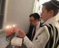 Bild: san
Noah darf während des Gebets in der Synagoge die Kerzen anzünden. Rabbiner Elias Dray leistet ihm dabei Gesellschaft.