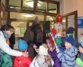 Bild: jub
Die Kinder freuen sich über die kleinen Geschenke, die der Nikolaus am Rathaus verteilt.