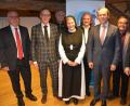 Bild: jr
Der Vorstand des Fördervereins „Welterbe Klosterlandschaft Waldsassen – Stiftland“ mit (von links) Dr. Anton Hochberger, Vorsitzendem Bernd Sommer, Karl-Hans Hofmann, Äbtissin Laetitia Fech, Harald Hertel, Hans-Jörg Schön, Manfred Brunner und MdL Tobias Reiß.