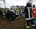 Bild: jr
Rettungskräfte versorgen den verunglückten Fahrer, den die Feuerwehren aus dem Autowrack befreien.