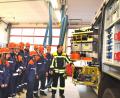 Bild: es
Jugendwart Johannes Zangl (rechts) informiert am Schnuppertag zuerst die Jugendlchen über die vielen Gerätschaften im Einsatzauito der Feuerwehr.