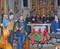 Bild: wee
Auch in diesem Jahr kamen wieder sehr viele Zuhörer in die St.-Anna-Kirche, um beim 44. Altbayerischen Adventssingen der vorweihnachtlichen Hektik etwas zu entfliehen. Mit dabei waren in diesem Jahr die „Stauber Moidla“, das Trio „Mühlschneidig“, die Querbläser Erbendorf, der OWV-Männergesang, die Wernberger Stubenmusi und die Geschwister Rosenberg/Weiß.
