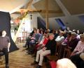 Bild: fvo
Hubert Treml in Aktion: Er taucht in Charles Dickens Weihnachtsgeschichte ein und präsentiert im Gemeindzentrum seine eigene Version.