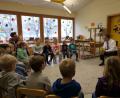 Bild: flm
Mit großer Spannung lauschten die Kinder den Erzählungen von AOK-Direktor Klaus Lill.