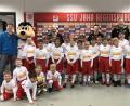 Bild: no
Die F- Jugend des TUS Kastl und die E-Jugend des SV Illschwang/Schwend, gemeinsam mit den Betreuern (von links) Daniel Fasold, Michael Hufnagel, Elmar Halk und Mathias Wenkmann unmittelbar vor dem Einlauf in die Continental Arena.