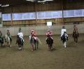 Bild: Susanne Forster
In weihnachtlichen Outfits gestalteten die Reiterinnen die Ponyquadrille beim Weihnachtsreiten.