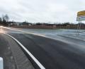 Bild: dtr
Bürger traten mit der Bitte an einige Markträte heran, am Kreisverkehr ein Autobahn-Hinweisschild anstatt Richtung Ortschaft in Richtung Schönficht anzubringen.