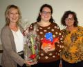 Bild: R. Kreuzer
Die Referentin Corinna Ferst (Mitte) erhält von Edith Weinhart (links) und Christine Hüttner einen Blumengruß.