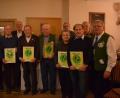 Bild: bnr
Der Geflügelzuchtverein zählt in seinen Reihen 14 Mitglieder, die seit 50 Jahren und mehr dem Verein die Treue halten. Dazu gratulierten Landratstellvertreter Arnold Kimmerl (Dritter von links), Schirmherr, Bürgermeister Richard Tischler (Vierter von rechts) und Vorsitzender Johann Kiener (rechts).
