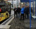 Bild: gf
An der neu gestalteten Bushaltstelle an das Hans-Thoma-Straße werden (von links) Bürgermeister Martin Preuß, André Linzer, Siegfried Schäffer (verdeckt), sowie Dieter Imhof, Norbert Füger und ZNAS-Geschäftsleiter Hans-Jürgen Haas von einer regelmäßigen Nutzerin des Citybusses über Vorteile und Mängel der städtischen Buslinie „aufgeklärt“.