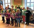 Bild: exb
Die Kinder der Bläserklasse Teunz bastelten ein Tannenbaum-Arrangement im Probenraum.