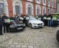 Bild: adj
Magnetische Autoschilder wurden an zwölf Fahrschulen im Landkreis vom Kreisjugendring im Beisein der Vertreter der Polizei übergeben. Landrat Andreas Meier und Polizeihauptkommisar Hans-Jürgen Schießl vom Polizeipräsidium der Oberpfalz finden die Aktion super.