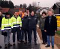 Bild: gf
Fröhliche Gesichter beim Pressetermin in Häringlohe (von links): Thomas Köstler (ALE), Alfons Himmelstoß und Jürgen Walberger (VLE), Michael Wittmann, Reinhard Aumüller und Peter Gradl (Schulz Tiefbau), Tanja Tatara (Gemeinde Poppenricht/Vermessungswesen), Zweiter Bürgermeister Hermann Böhm und Stefen Schneider.