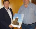 Bild: Rupert Seitz
Gast- und Landwirt Josef Schiml übergibt den Kalender an Bürgermeister Gerhard Kellner.