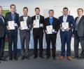 Bild: exb
Von links: Ministerialdirigent Wolfram Schöhl, Stefan Wenning (Erbendorf) Landwirtschaftsmeister, Josef Schuller (Plößberg), Staatlich geprüfter Techniker für Landbau, Florian Kraus (Plößberg), Staatlich geprüfter Agrarbetriebswirt, Michael Kastner (Erbendorf), Staatlich geprüfter Techniker für Landbau, Benedikt Kappauf (Waldershof), Staatlich geprüfter Agrarbetriebswirt, Harald Schäfer, Vorsitzender des VLM Bayern.