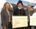 Bild: Hirsch
Pressesprecherin Maria Schuierer (links), Oberbürgermeister Andreas Feller (Dritter von links), Obermeister Ernst Maler (Zweiter von rechts) und stellvertretender Stabstellenleiter „Wirtschaftsförderung“, Armin Rank (rechts), gratulierten Hans Brunner (Dritter von rechts) und Peter Wilhelm (Zweiter von links) zur Verleihung des „Goldenen Meisterbriefes“.
