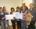 Bild: mez
In der Advents- und Weihnachtsfeier übergibt der Vorstand des KAB-Ortsverbandes mit den beiden Vorsitzenden Claudia Porst (links) und Alfred Popp (hinten Mitte) Spenden in Höhe von insgesamt 5000 Euro an die Mission, ein Kinderprojekt in Kongo und zur Verwendung in der Pfarrei.